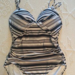 Niptuck Women’s swim suit size US 8